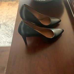Black heels- size 5W Never wore